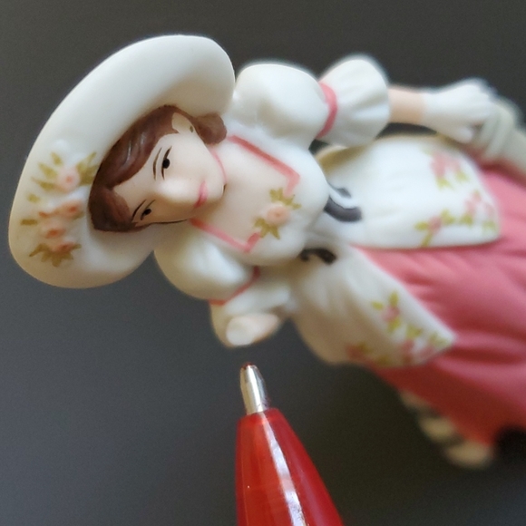 Avon Porcelain Mrs P.F.E Albee 1994 Damage - Picture 7 of 8